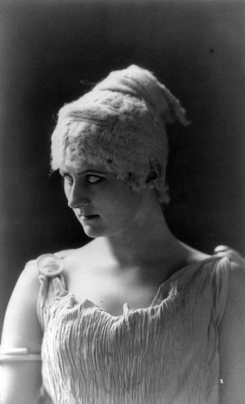 800px-Mary_Anderson_as_Galatea_by_Napoleon_Sarony_1883